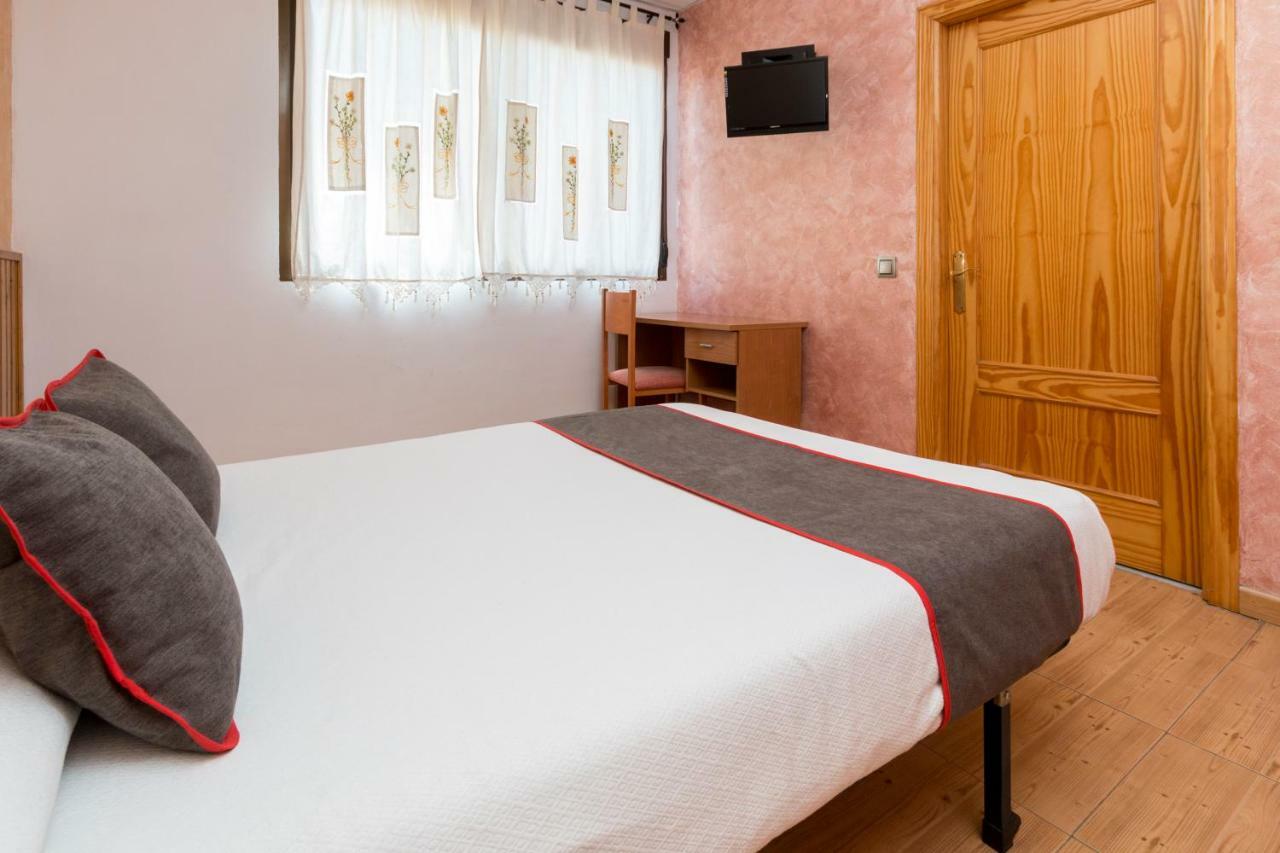 Oyo Hotel Los Alamos Plasencia Exterior photo